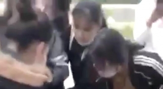 Nữ sinh bị đánh hội đồng, đám đông đứng cười đùa, quay video