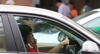 Sử dụng điện thoại khi lái xe: Mối nguy hàng đầu gây TNGT