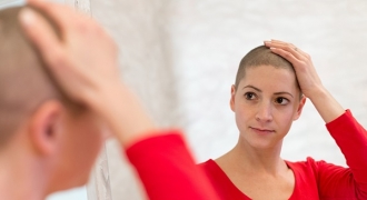 Tại sao mắc bệnh ung thư lại thường gãy rụng tóc?