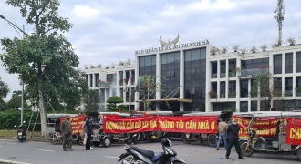 Nhiều gia đình căng băng rôn ở khu đô thị Thanh Hà để đòi sổ đỏ