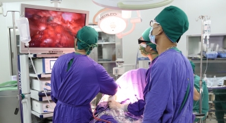 Phẫu thuật nội soi bóc tách màng phổi bị vôi hóa cho bệnh nhân 71 tuổi