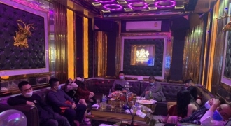Nửa đêm đột kích phòng karaoke bắt 11 thanh niên nam nữ vui 