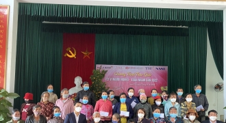 Gia đình Việt Nam trao hàng trăm suất quà cho người nghèo đón Tết