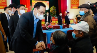 Chủ tịch Quốc hội dâng hương tại Khu Di tích đặc biệt Kim Liên, tặng quà tết người nghèo Nghệ An