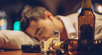 Vì sao uống chung rượu và bia dễ say hơn?