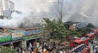 Cháy nhà xưởng ở Hà Nội trong giờ cao điểm, điều động 7 xe cứu hỏa đến hiện trường