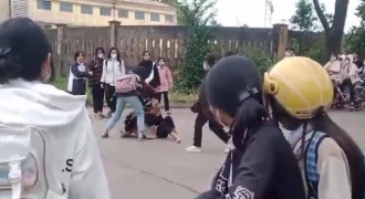Nữ sinh lớp 7 bị nhóm bạn đánh hội đồng ngay tại cổng trường