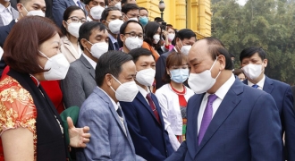 Chủ tịch nước Nguyễn Xuân Phúc: 'Chăm lo nhiều hơn nữa đội ngũ y bác sĩ, cán bộ y tế'
