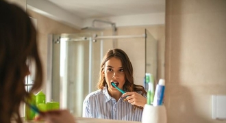 Tại sao không nên đánh răng ngay sau khi ăn sáng?