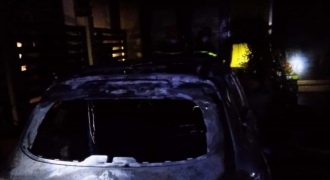 Cháy nhà trong đêm thiêu rụi xe sang Mercedes