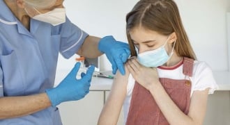 Trẻ chưa tiêm vaccine nguy cơ bệnh nặng gấp 2 lần khi nhiễm Omicron