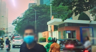 Hà Nội: Nhóm người lạ mặt táo tợn chặn đầu xe ô tô giữa 