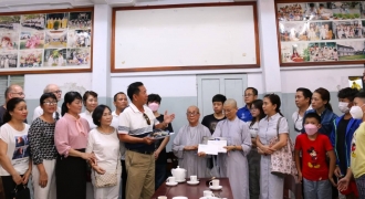 Bệnh nhân nghèo, trẻ em cơ nhỡ Thừa Thiên Huế được nhận quà tặng