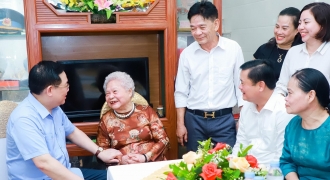 Chủ tịch Quốc hội thăm Mẹ Việt Nam anh hùng, tặng nhà tình nghĩa tại Nghệ An