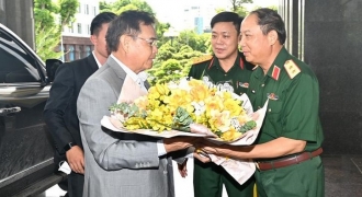 Chủ tịch Quốc hội nước CHDCND Lào thăm và làm việc với Bộ Tư lệnh Quân khu 4