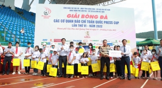 Khai mạc vòng chung kết Press Cup 2022, trao 50 suất quà cho học sinh nghèo vượt khó