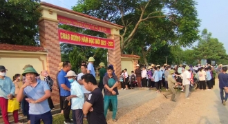 Hàng trăm học sinh Nghệ An không thể đến lớp sau khai giảng