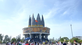 Gần 20.000 khách du lịch tới TP Móng Cái - Quảng Ninh trong 2 ngày cuối tuần