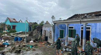 Thừa Thiên Huế: 60 ngôi nhà trong một thôn bị tốc mái, đổ sập