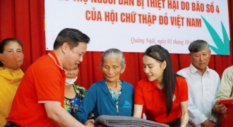 Diễn viên Nhã Phương đồng hành Hội Chữ thập đỏ cứu trợ bà con miền Trung
