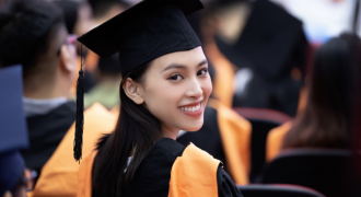 Tiểu Vy tốt nghiệp ĐH: “Tôi tự hào vì mình không bỏ cuộc”