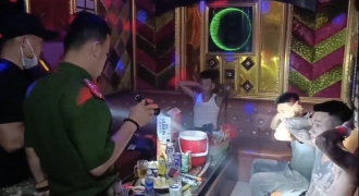 Đột kích quán karaoke bắt nhóm dân chơi đang điên cuồng 