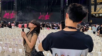 Anh Tú, Diệu Nhi xem concert của BLACKPINK, chiếc áo có “1-0-2” khiến fan “phì cười”