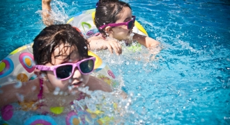 Nguy cơ lây nhiễm bệnh khi cho trẻ đi bơi mùa hè