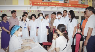 Bộ trưởng Bộ Y tế kiểm tra công tác bổ sung vitamin A cho trẻ tại Hà Nội