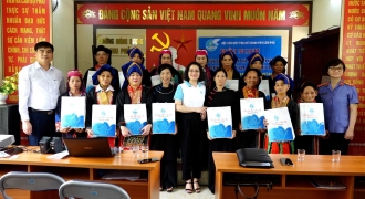 Phụ nữ, trẻ em tại khu mỏ Mông Dương được nhận quà nhân ngày Gia đình Việt Nam