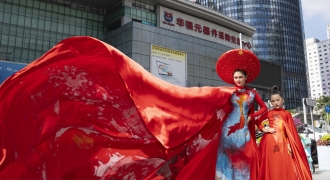 NTK Thạch Linh mang áo dài hình ảnh Việt Nam ra nước ngoài