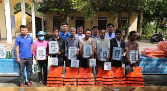 Gần 500 người dân vùng rốn lũ Thừa Thiên Huế được khám chữa bệnh miễn phí