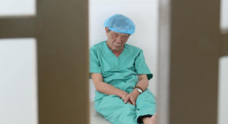 Bác sĩ ngủ ngồi tại hành lang bệnh viện