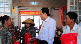 Chủ tịch UBTW MTTQ Việt Nam, lãnh đạo TP Cần Thơ  trao quà Tết cho gia đình chính sách, hộ khó khăn