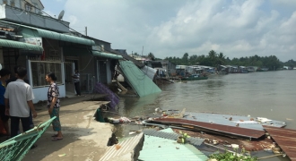 Cần Thơ: 5 căn nhà đổ sụp hoàn toàn xuống sông Ô Môn