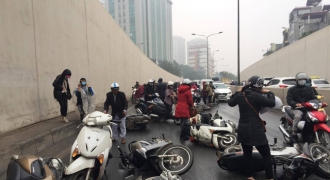 Hà Nội: Xe máy đổ la liệt trong hầm chui Kim Liên