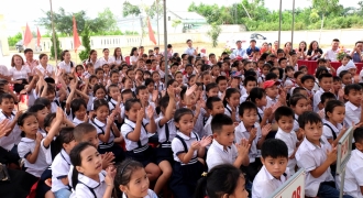 Chubb Life Việt Nam và Quỹ Chubb Charitable Foundation – International trao tặng thiết bị dạy và học