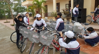 Ngân hàng SHB và Dai-Ichi Life VN trao tặng 330 xe đạp cho học sinh nghèo