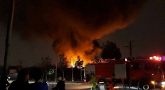 Triều Khúc (Hà Nội): Xưởng nhựa bốc cháy dữ dội trong đêm