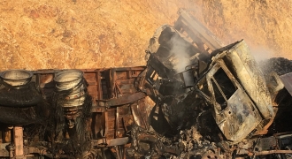 2 container đâm nhau, bốc cháy dữ dội khiến 3 người thiệt mạng