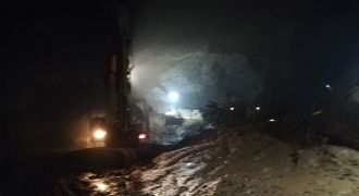 Vụ sập hầm khai thác vàng tại Hòa Bình: Tìm thấy chiếc ô tô nằm sâu trong bùn đất