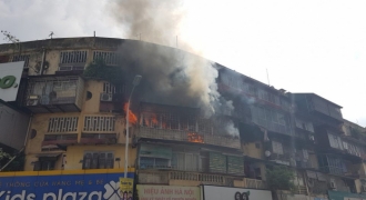 Cháy lớn tại khu tập thể cũ đối diện Vincom Phạm Ngọc Thạch