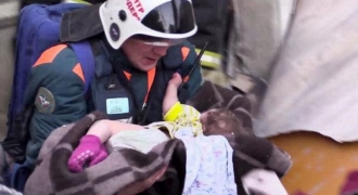 Em bé sống sót sau 35 giờ bị chôn vùi dưới cái lạnh - 26 độ tại Nga