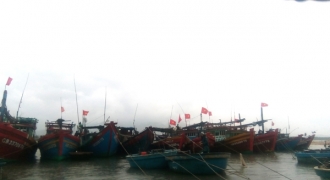Ngư dân Quảng Bình dùng xe cẩu nâng thuyền vào bờ tránh bão