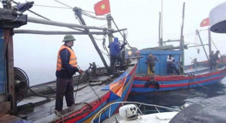Tạm giữ 2 tàu đánh bắt thủy sản trên vùng biển cấm Thanh Hóa