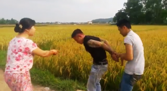 Thanh Hóa: Đòi “bảo kê” máy gặt lúa bị dân đánh tả tơi