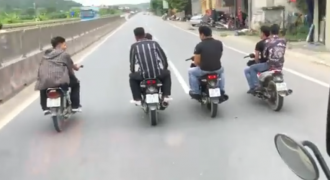 Nhóm thanh niên đi xe máy đầu trần dàn hàng ngang trên QL1A Thanh Hóa