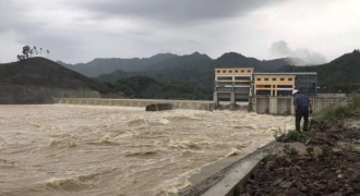 Thanh Hóa: Người dân đối phó mưa hoàn lưu sau bão số 4