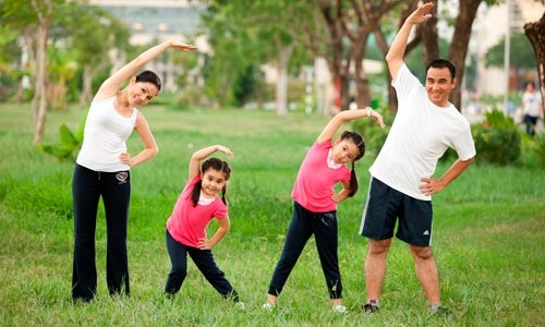 Việc tập thể dục rất cần thiết đối với sức khỏe của trẻ em. Hãy xem hình ảnh liên quan để thấy sự vui vẻ và kích thích mà tập luyện mang lại cho các bé. Điều này không chỉ giúp cho trẻ em khỏe mạnh mà còn giúp rèn luyện sự tự tin và kỹ năng xã hội.