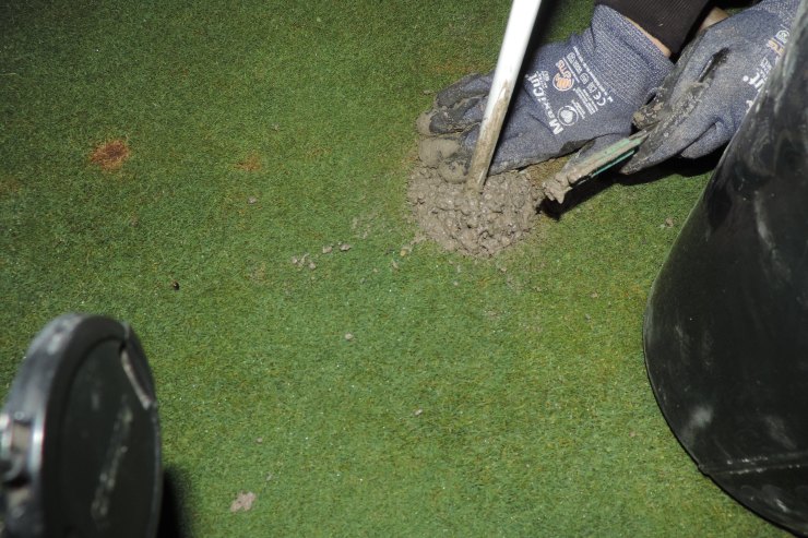 Lấp hố golf bằng xi măng nhằm phản đối việc tưới cỏ